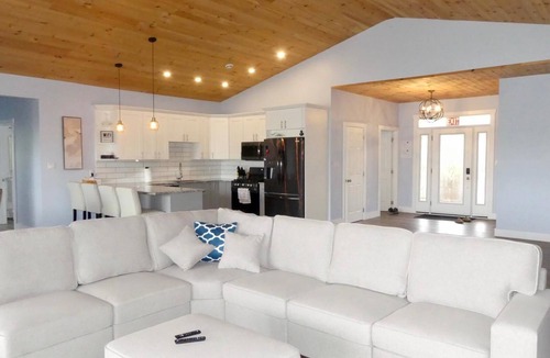 Stokes Bay Ski Chalet | Luxury Lakefront Escape with Games Room