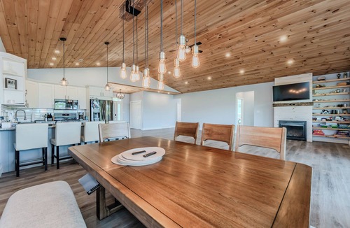 Stokes Bay Ski Chalet | Luxury Lakefront Escape with Games Room