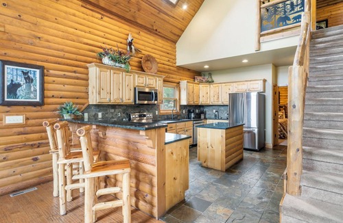 Lampe House | Luxury Lakefront Resort Chalet 4~2 Pools~FREE Amenities~Dock~MiniGolf~Waterslide