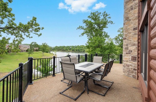 Lampe House | Luxury Lakefront Resort Chalet 8~2 Pools~FREE Amenities~Dock~Kayaks~Waterslide