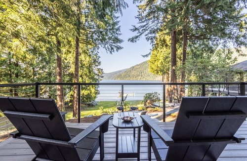 Sedro-Woolley House | Luxury Lakefront Gathering Place with Private Dock