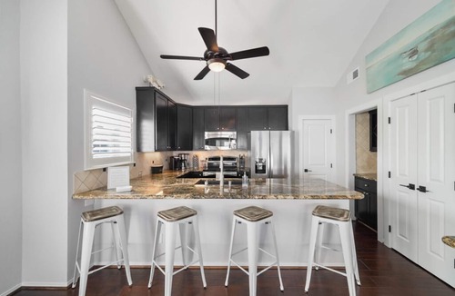 April Sound House | Luxury Lakefront with Spectacular Pool, Spa & Putting Green! Fully Remodeled!