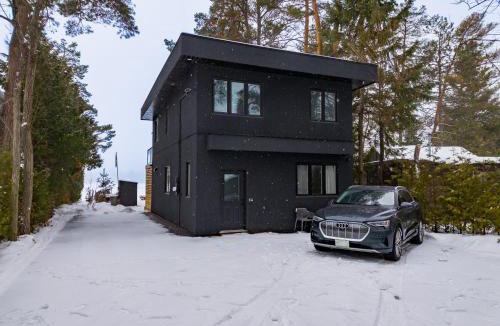 Rama House | Luxury Lakefront with Sauna & EV