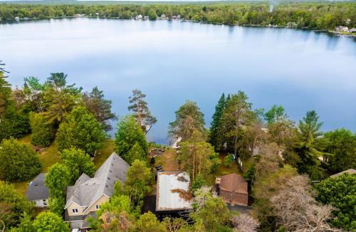 Rama House | Luxury Lakefront with Sauna & EV