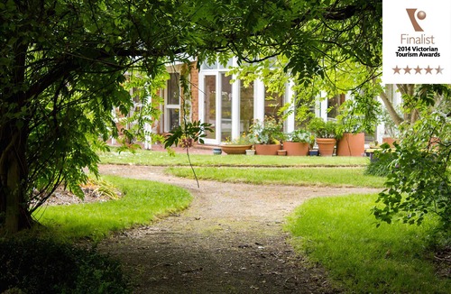 Kilsyth South Cottage | Luxury Lakeside Cottage B&B