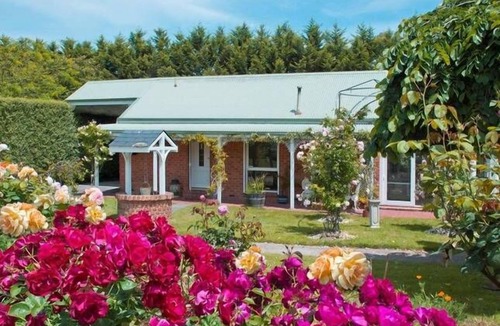 Kilsyth South Cottage | Luxury Lakeside Cottage B&B