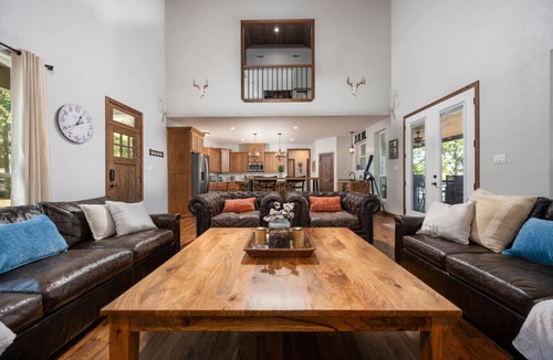 Dogwood House | Luxury Lakeside Cabin ~Kayaks ~Fire Pit ~Swim Beach