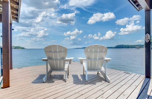 Dogwood House | Luxury Lakeside Cabin ~Kayaks ~Fire Pit ~Swim Beach