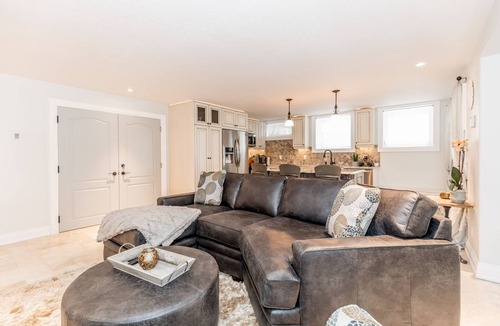 Oro-Medonte House | Luxury Lakeside Executive Suite