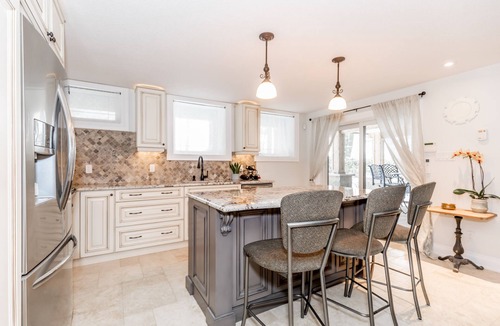 Oro-Medonte House | Luxury Lakeside Executive Suite