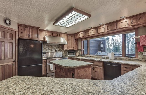 Lake Forest House | Luxury Lakeside Retreat + Lake Views + Close To Resorts!