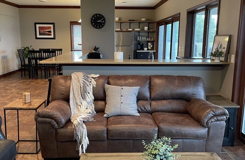 Dollar Bay House | Luxury Lakeside/Trailside Living