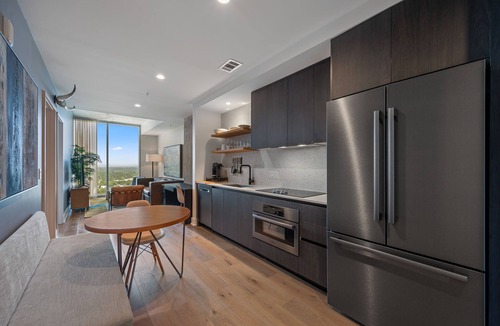 Rainey Street Historic District Condo | Luxury Lakeview 1BR | Walk to Rainey | Pool | Gym | WFH