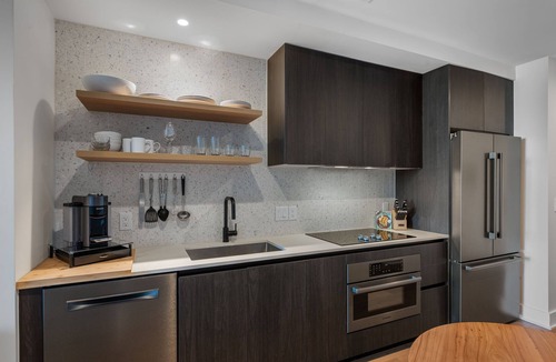 Rainey Street Historic District Condo | Luxury Lakeview 1BR | Walk to Rainey | Pool | Gym | WFH