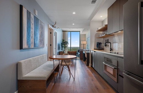 Rainey Street Historic District Condo | Luxury Lakeview 1BR | Walk to Rainey | Pool | Gym | WFH
