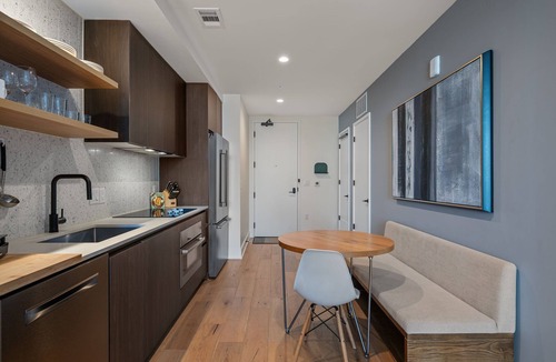 Rainey Street Historic District Condo | Luxury Lakeview 1BR | Walk to Rainey | Pool | Gym | WFH