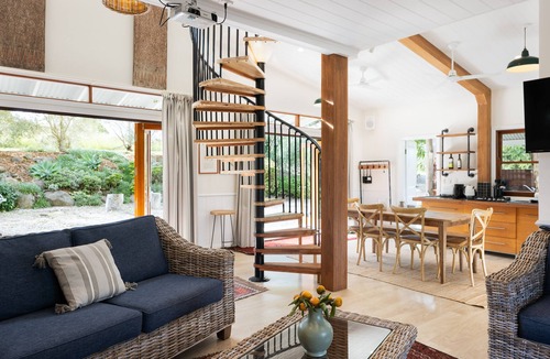 Wallis Lake House | Luxury Lakeview Barn