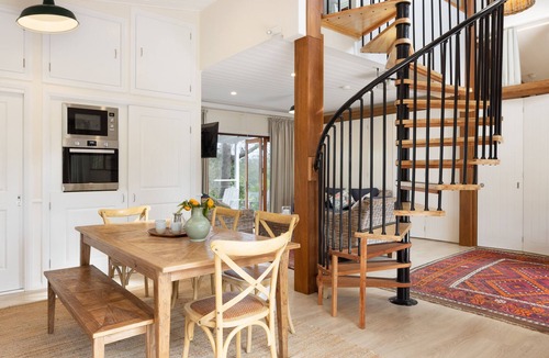 Wallis Lake House | Luxury Lakeview Barn