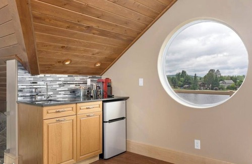 Novar Cottage | Luxury Lakeview Dream Cottage with Hot Tub