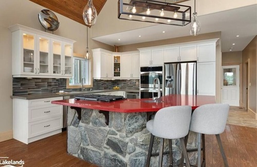 Novar Cottage | Luxury Lakeview Dream Cottage with Hot Tub