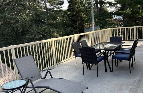 Novar Cottage | Luxury Lakeview Dream Cottage with Hot Tub