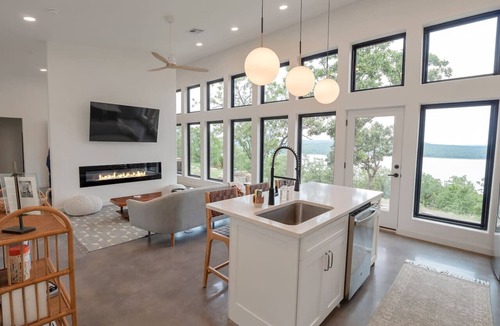 Crowder House | Luxury Lakeview Retreat with Hot Tub!