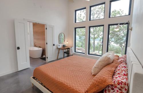 Crowder House | Luxury Lakeview Retreat