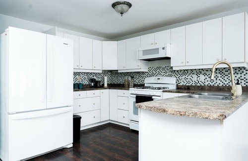 Barrie House | Luxury Lakeview Stay with Jacuzzi | Downtown Barrie