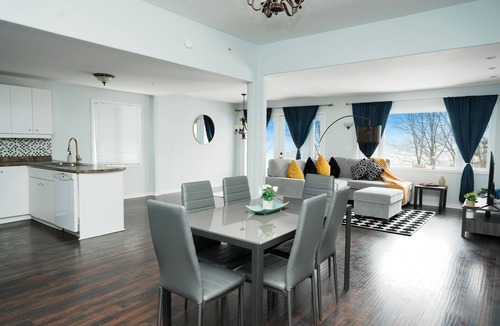 Barrie House | Luxury Lakeview Stay with Jacuzzi | Downtown Barrie
