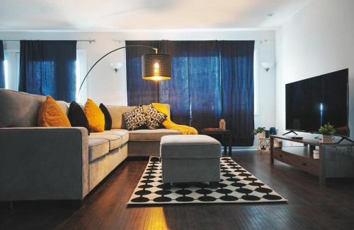 Barrie Apartment | Luxury Lakeview Stay with Jacuzzi in Downtown Barrie