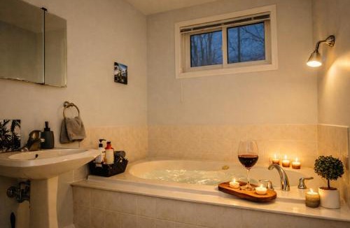 Barrie Apartment | Luxury Lakeview Stay with Jacuzzi in Downtown Barrie