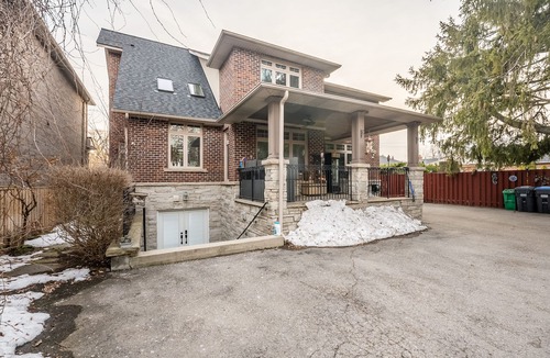 Lakeview Apartment | Luxury Lakeview Walkout Basement Apartment