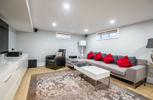 Lakeview Apartment | Luxury Lakeview Walkout Basement Apartment