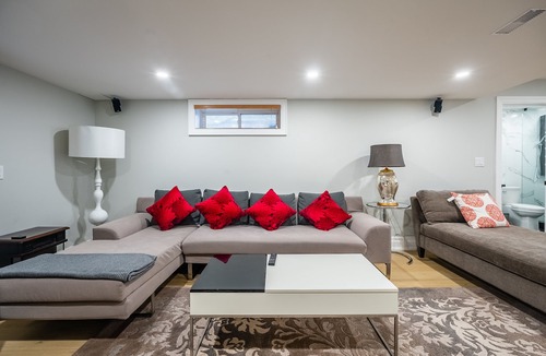 Lakeview Apartment | Luxury Lakeview Walkout Basement Apartment
