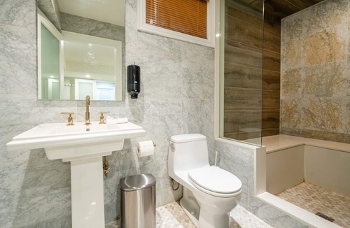 Lakeview Apartment | Luxury Lakeview Walkout Basement Apartment
