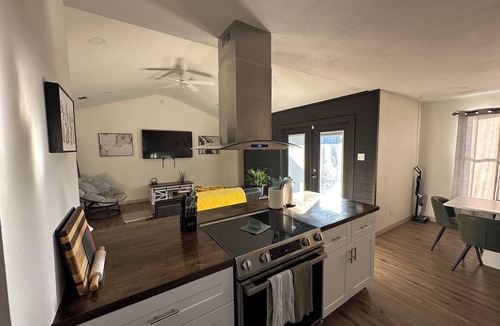 San Angelo House | Luxury Lane: Pet & Family Haven Near ASU & GF Base - Stock Show 7 mi - No Stairs
