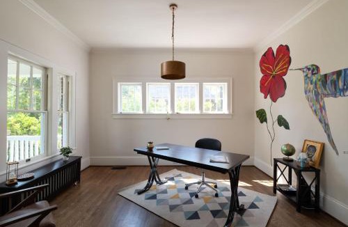 Old Irving Park House | Luxury Large Home - Family Home - Big Fenced Yard