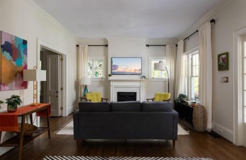 Old Irving Park House | Luxury Large Home - Family Home - Big Fenced Yard