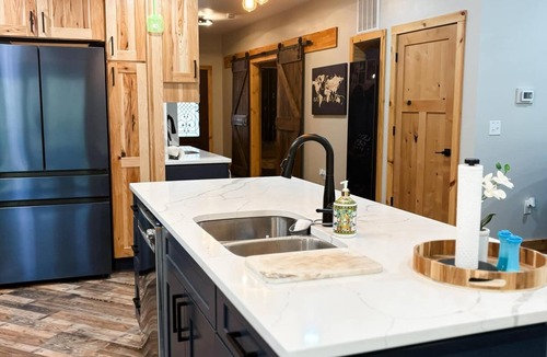 Corbin House | Luxury Laurel Lake Retreat-Private Home Near Holly Bay w Fishing Pond EV CHARGER