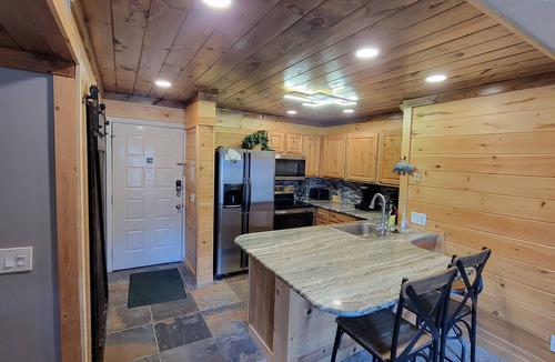 Gatlinburg Condo | Luxury living Amazing Mtn Views! indoor pool & spa