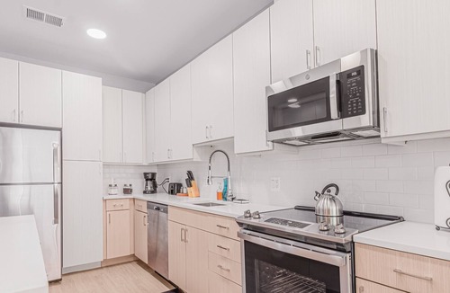 Alexandria West Apartment | Luxury Living | DC | Free-Parking
