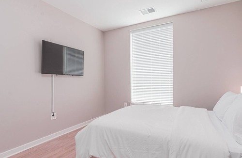 Alexandria West Apartment | Luxury Living | DC | Free-Parking