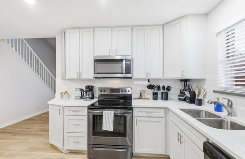 Midlothian House | Luxury Living w/Backyard Pool Oasis (5-BD/3-BA)