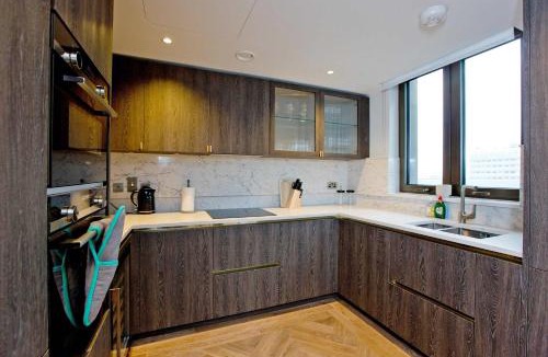 Paddington Apartment | Luxury Living with City Views with Pool and Gym AC