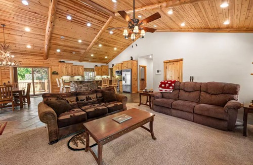 Eagle Mountain Estates House | Luxury Lodge Spacious Modern Hot Tub