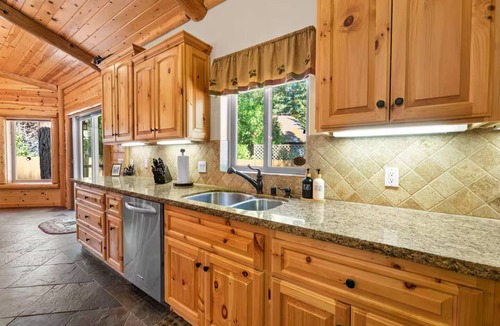 Eagle Mountain Estates House | Luxury Lodge Spacious Modern Hot Tub