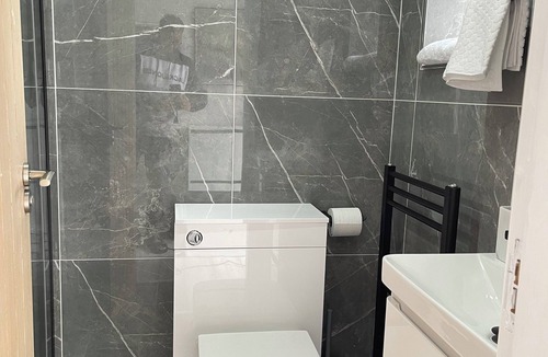 Trafford Cabin | Luxury Lodge With Free Parking