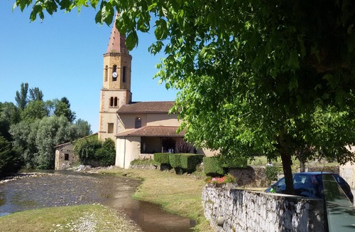 Soueich Apartment | Luxury loft in rural Pyrenees village-relax, walk, cycle, birdwatch, chill, wifi