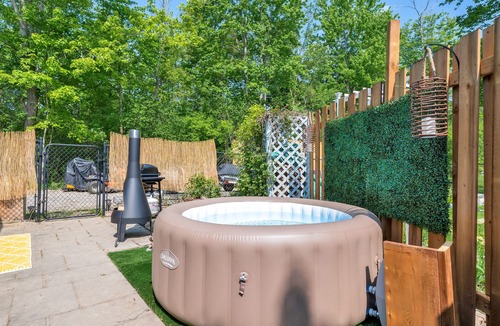 Fort Erie Apartment | Luxury Loft - Romantic Winter Retreat w/Hot Tub