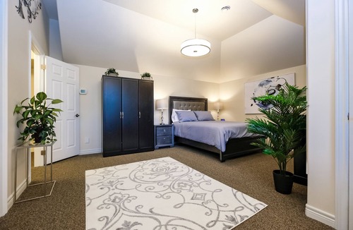 LaSalle Apartment | Luxury Loft- Waterfront, Pool, Tennis, Kayaks & MORE!
